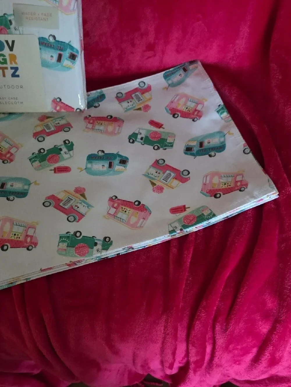 Indoor/Outdoor Tablecloth/4 Placemats with Colorful Ice Cream Truck Print